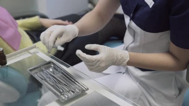 Diş hekimleri eller diş Kliniği'nde tıbbi araçlar al. Yakın çekim. Sağlıklı yaşam kavramı — Stok video