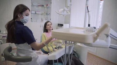 Diş hekimi ve diş Kliniği güzel bir hasta kadın diş tedavi yordamlar yapar. Sağlıklı yaşam kavramı