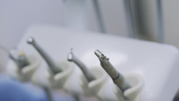 Dentistas mãos tomar as ferramentas médicas na clínica odontológica. Close-up. Conceito de vida saudável — Vídeo de Stock