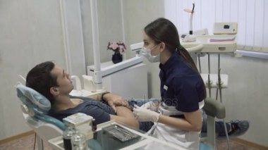 Genç kız dişçi diş erkek hasta yordamlarla yapma. Doktor Diş davranır. Kavramı çok sağlıklı yaşam