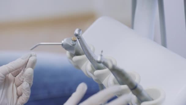Tandartsen handen nemen de medische hulpmiddelen op de tandheelkundige kliniek. Close-up. Begrip van gezond leven — Stockvideo
