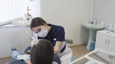 Genç kız dişçi diş erkek hasta yordamlarla yapma. Doktor Diş davranır. Kavramı çok sağlıklı yaşam