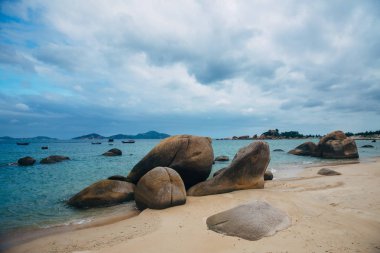 Güzel manzara okyanus, mükemmel kumsal, büyük taşlar, ağaçlar, masmavi su manzaralı. Arka plan görüntüsü. Kavram seyahat