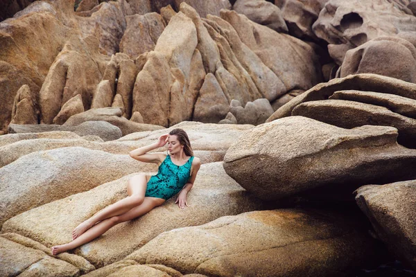 Schöne junge brünette Frau im blauen Bikini posiert am Strand. sexy Model Portrait mit perfektem Körper. Konzept der Sommerferien — Stockfoto