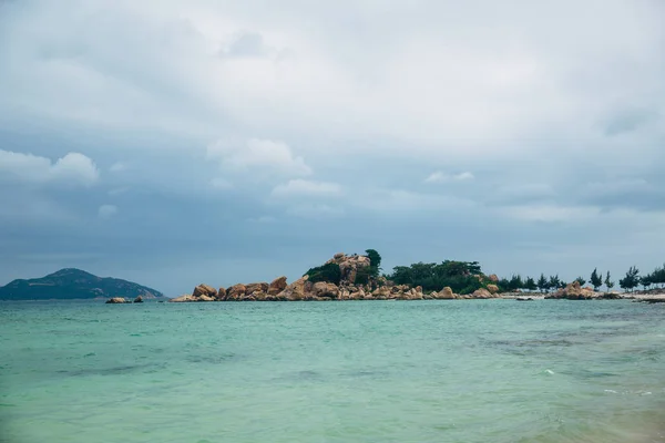 Bela paisagem com vista para o oceano, praia perfeita, pedras grandes, árvores, água azul. Imagem de fundo. Viagens de conceito — Fotografia de Stock