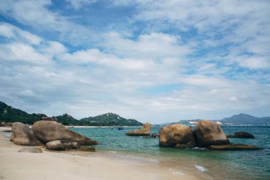Güzel manzara okyanus, mükemmel kumsal, büyük taşlar, ağaçlar, masmavi su manzaralı. Arka plan görüntüsü. Kavram seyahat
