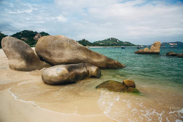 Bela paisagem com vista para o oceano, praia perfeita, pedras grandes, árvores, água azul. Imagem de fundo. Viagens de conceito — Fotografia de Stock