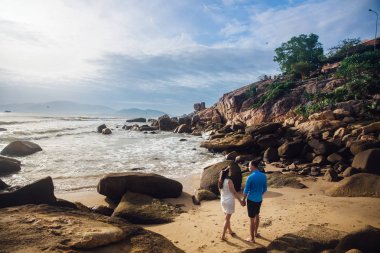 Elele, yaz aylarında deniz Sahilde yürüyüş aşık genç bir çift. Adam mavi gömlek ve beyaz elbiseli kız saçında bir çelenk ile