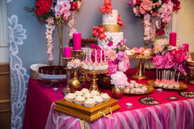 Tatlı çok düzeyli düğün pastası güzel çiçeklerle süslenmiş. Şeker çubuğu