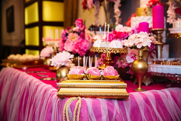 Candy bar marshmallow på bordet i en vas, en tallrik i rosa, macaroon, tårta och cupcake, semester, födelsedag, dekoration, inredning vanilj, handgjorda — Stockfoto
