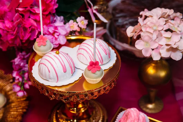 Candy bar marshmallow na stole vázu, deska v růžové, makronky, dort a košíček, svátek, narozeniny, dekorace, výzdoba vanilka, ručně vyráběné — Stock fotografie