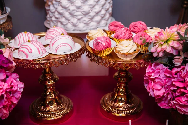 Candy bar marshmallow στο τραπέζι σε ένα βάζο, ένα πιάτο σε ροζ, αμυγδαλωτό, κέικ και cupcake, διακοπές, γενέθλια, διακόσμηση, διακόσμηση βανίλια, χειροποίητα — Φωτογραφία Αρχείου