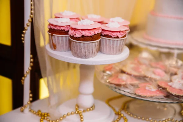 Marshmallow barra de caramelo en la mesa en un jarrón, un plato en rosa, macarrón, pastel y magdalena, vacaciones, cumpleaños, decoración, decoración vainilla, hecho a mano —  Fotos de Stock
