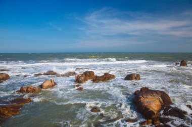 Güzel manzara okyanus, mükemmel kumsal, büyük taşlar, ağaçlar, masmavi su manzaralı. Arka plan görüntüsü. Kavram seyahat