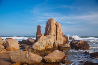 Güzel manzara okyanus, mükemmel kumsal, büyük taşlar, ağaçlar, masmavi su manzaralı. Arka plan görüntüsü. Kavram seyahat