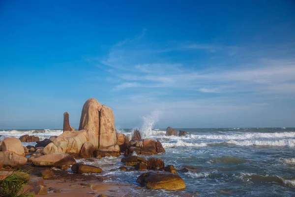 Bela paisagem com vista para o oceano, praia perfeita, pedras grandes, árvores, água azul. Imagem de fundo. Viagens de conceito — Fotografia de Stock