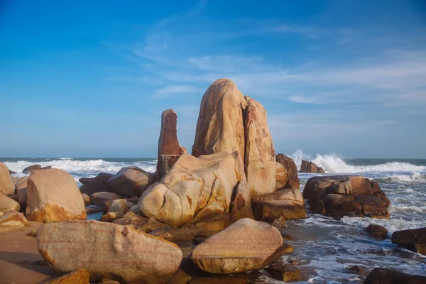 Bela paisagem com vista para o oceano, praia perfeita, pedras grandes, árvores, água azul. Imagem de fundo. Viagens de conceito — Fotografia de Stock