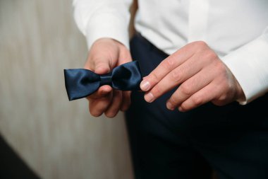 Siyah papyon onun elinde tutan adam. Zarif beyefendi clother. İş elbise kavramı