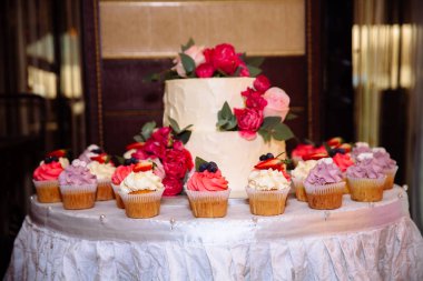 Çikolata, lokum tabloda bir vazo, şeker pembe renkli, acıbadem kurabiyesi, pasta ve kek tatil, doğum günü veya düğün dekorasyon, dekor vanilya, el yapımı bir plaka üzerinde. Kavramı