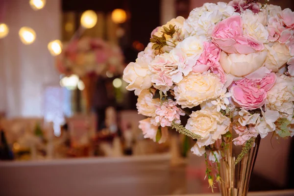 Detail van bloem bruiloft decoratie op de tafel — Stockfoto
