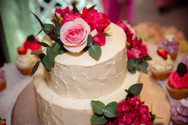 Słodki tort weselny z batonika, babeczki, ciasta i słodycze w okolicy wesele. Pojęcie reklamy dekoracje potraw i deserów — Zdjęcie stockowe