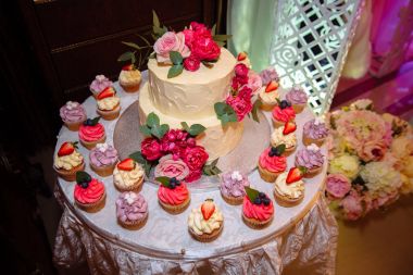 çikolata, kek, kek ve düğün alanının tatlılar tatlı düğün pastası. Yemek ve tatlılar reklam kavramı