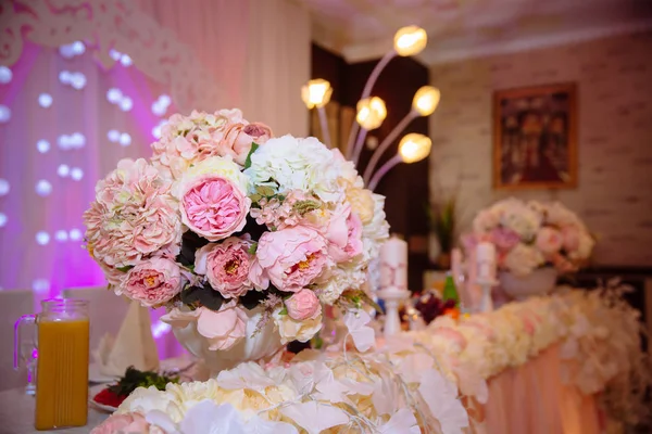 Detalj av blomma bröllop dekoration på bordet — Stockfoto