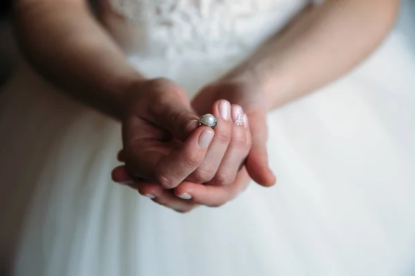 Orecchino nelle mani della sposa — Foto Stock
