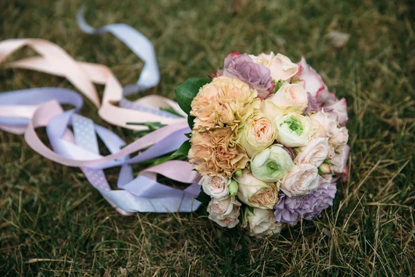 Closeup Wedding bouquet on background of green grass — Stock Photo, Image