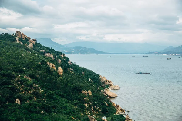 Bela paisagem com vista para o oceano, praia perfeita, pedras grandes, árvores, água azul. Imagem de fundo. Viagens de conceito — Fotografia de Stock