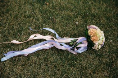 Düğün buketi yeşil çim zemin üzerine