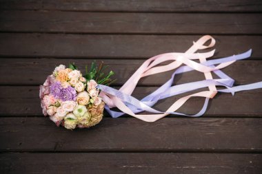 Buket düğün. Gelinler çiçek ahşap arka plan üzerinde