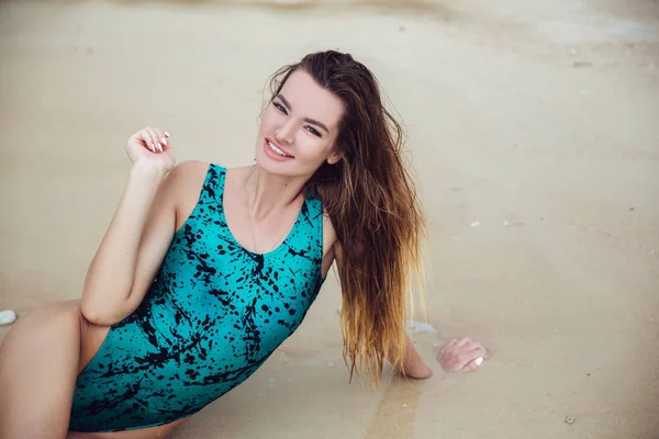 Закрыть портрет сексуальной женщины в голубом купальнике. Молодая красивая девушка с отличной фигурой позирует на пляже. Концепция путешествий и образа жизни — стоковое фото
