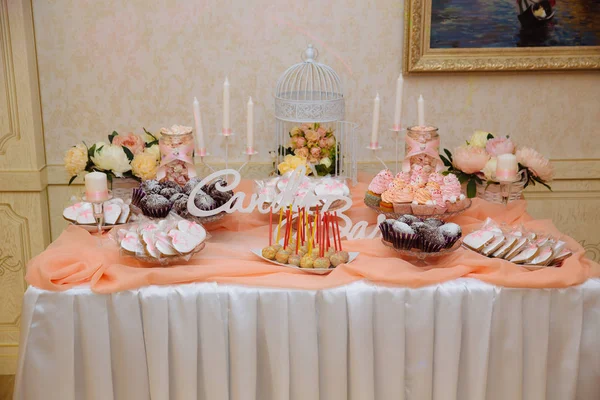 Barre de bonbons de mariage, table avec décoration de bonbons avec délicieux gâteaux et dessert — Photo