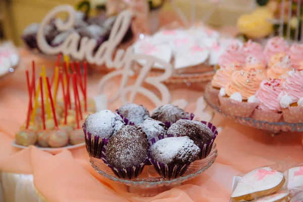 Mesa de bar de caramelos con dulces, pasteles y postres — Foto de Stock