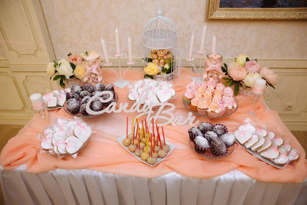 Barra de dulces de boda, mesa con decoración de dulces con deliciosos pasteles y postres —  Fotos de Stock