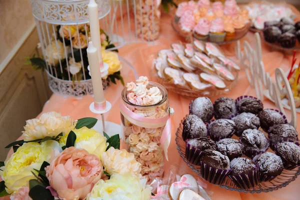 Γάμου candy bar, τραπέζι με setup διακόσμηση γλυκά με νόστιμα κέικ και επιδόρπιο — Φωτογραφία Αρχείου