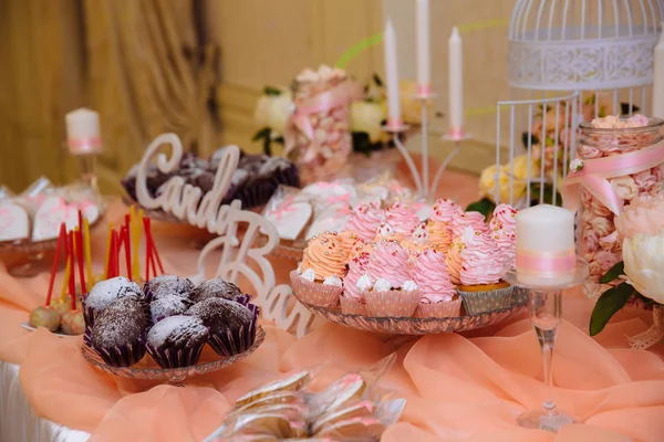 Barra de caramelo en la ceremonia de la boda con un montón de caramelos diferentes. Concepto de mesa de decoración con postres — Foto de Stock