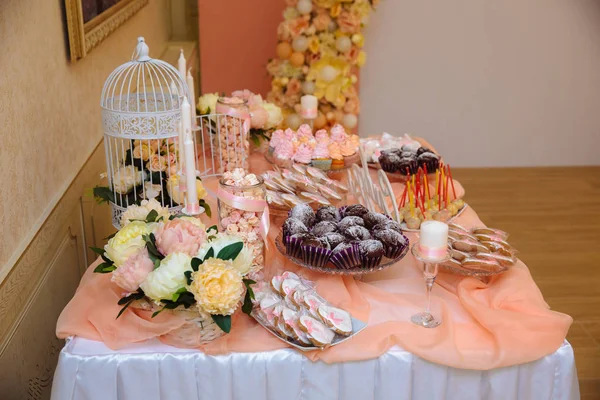 웨딩 캔디 바, 맛 있는 케이크와 디저트와 과자 장식 설치 테이블 — 스톡 사진