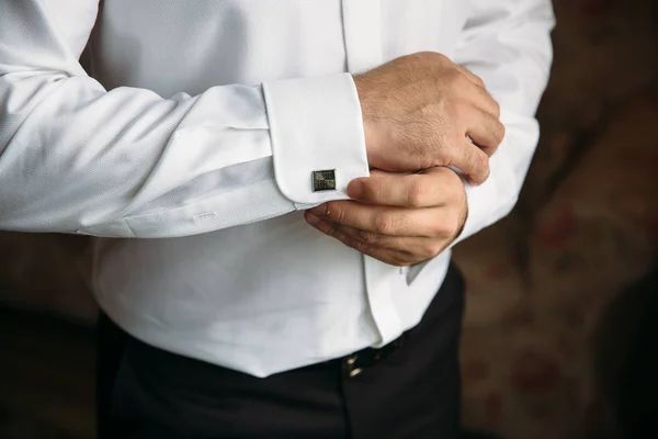 绅士袖扣的双手。商务着装的概念 — 图库照片