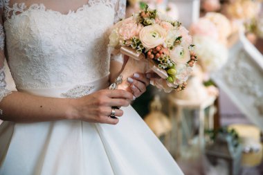 Beyaz ve pembe güller güzel düğün buket holding gelin eller closeup. Floristics kavramı