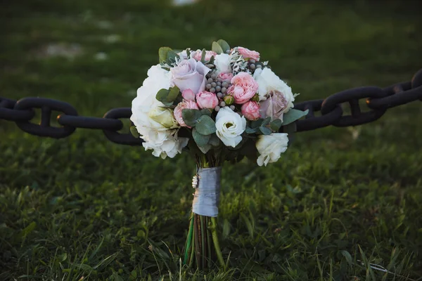 Bruiloft-bouquet op groen gras. Bruiden bloemen — Stockfoto
