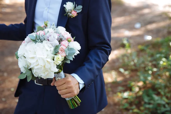 Buquê de casamento em mãos do noivo, close-up — Fotografia de Stock