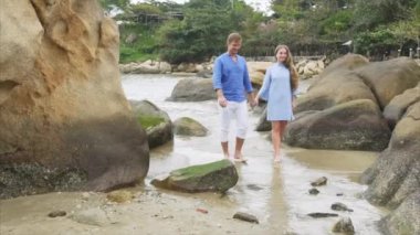 Elele, deniz kıyısı, söz smileing yürüyüş boyunca ve sevgili, mavi giysili genç mutlu güzel çift. Balayı Tarih ve mutluluk aile kavramı