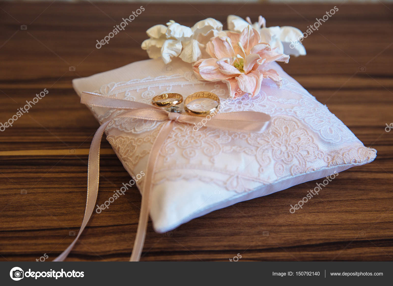 Bagues de mariage or blanc décorer oreiller à fond en bois \u2014 Photo