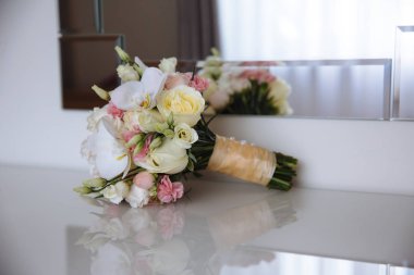 Beyaz zemin üzerine güzel çiçekler buket düğün