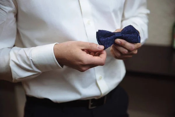 人控股的领结。优雅绅士的衣服. — 图库照片