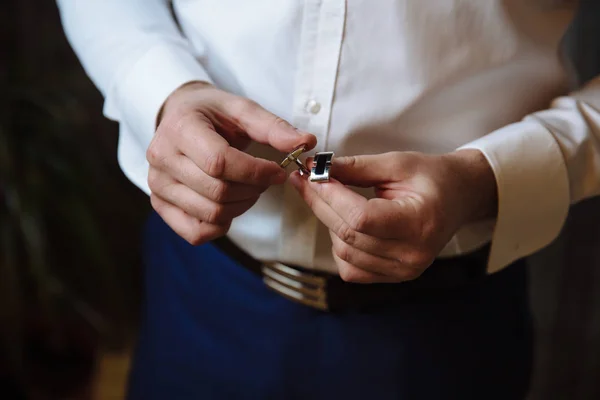 Mãos de homem de negócios com abotoaduras. Roupa de cavalheiro elegante — Fotografia de Stock