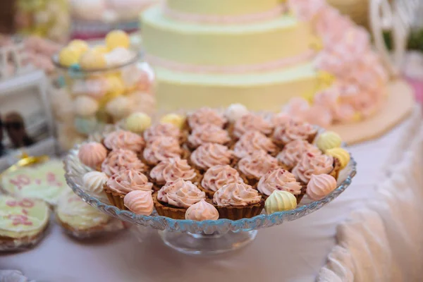 Torta nuziale. Marshmallow caramella bar sul tavolo in un vaso, amaretto, e cupcake, decorazione vaniglia, dolci fatti a mano — Foto Stock