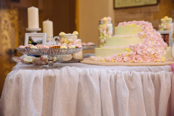 Svatební dort. Candy bar marshmallow na stole vázu, makronky a cukroví, výzdoba vanilka, ručně vyráběné sladkosti — Stock fotografie